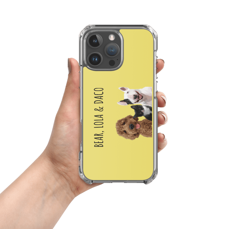 Cover de teléfono con retratos de tres mascotas.
